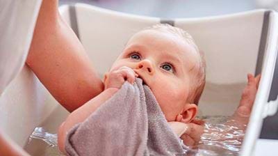 Få godt greb om din baby i badet - Vores - ALT.dk