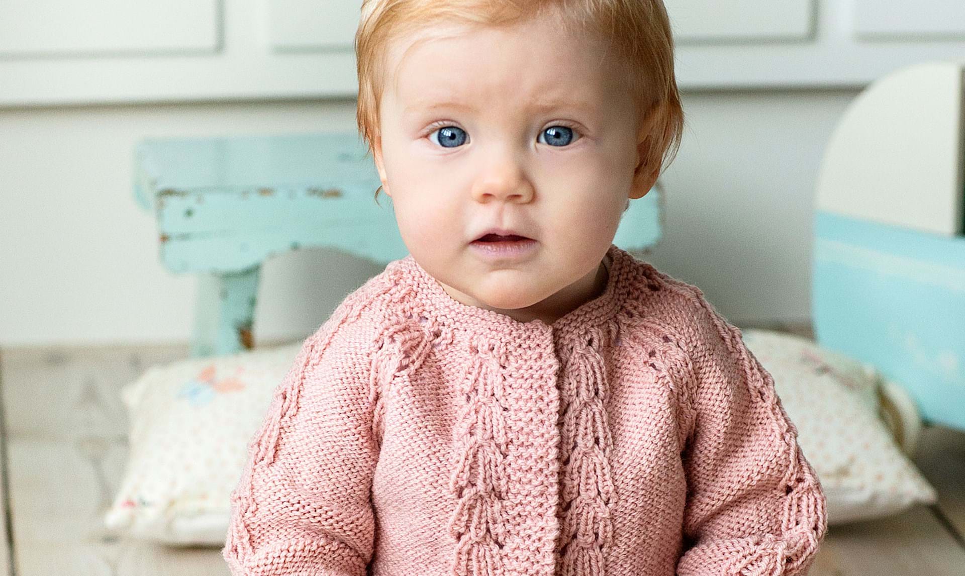 Strik en fin babytrøje i glat - se opskriften her - ALT.dk