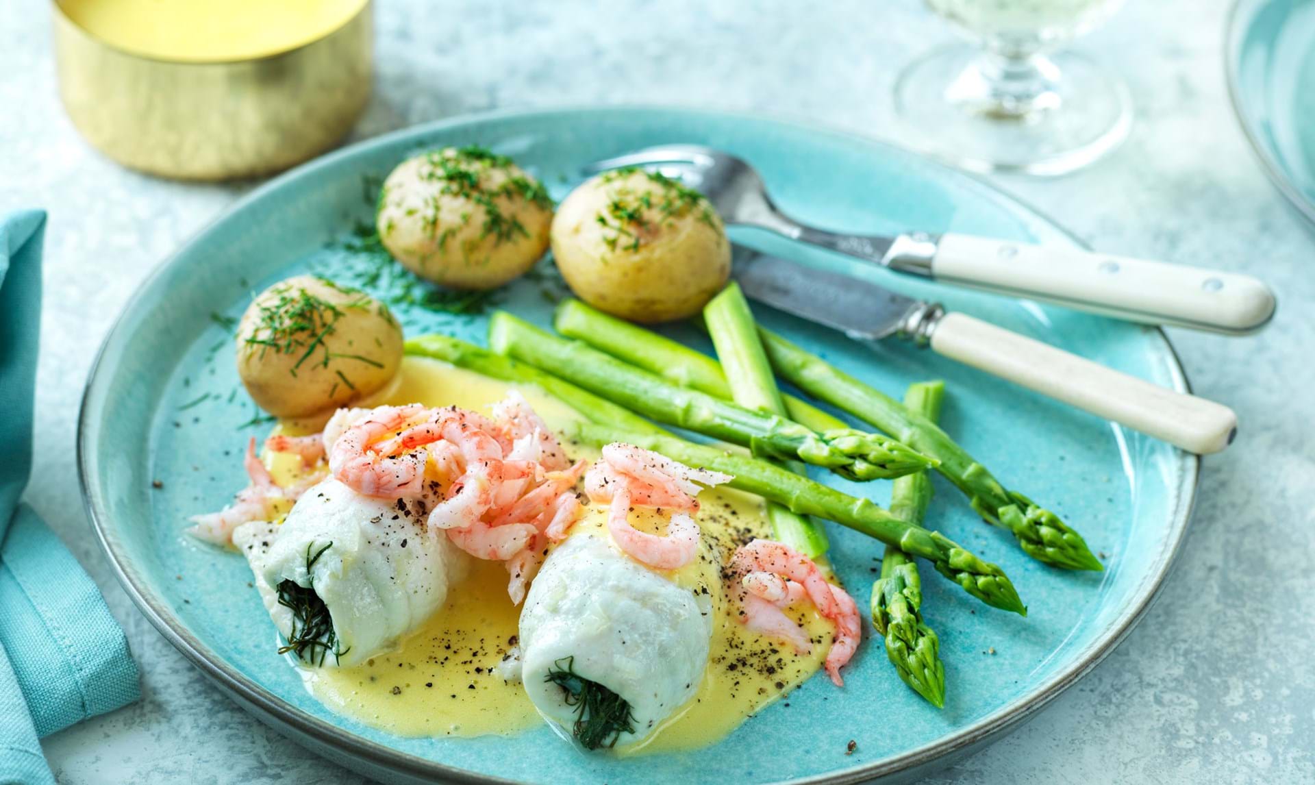 fisk med asparges og hollandaise - opskriften - ALT.dk