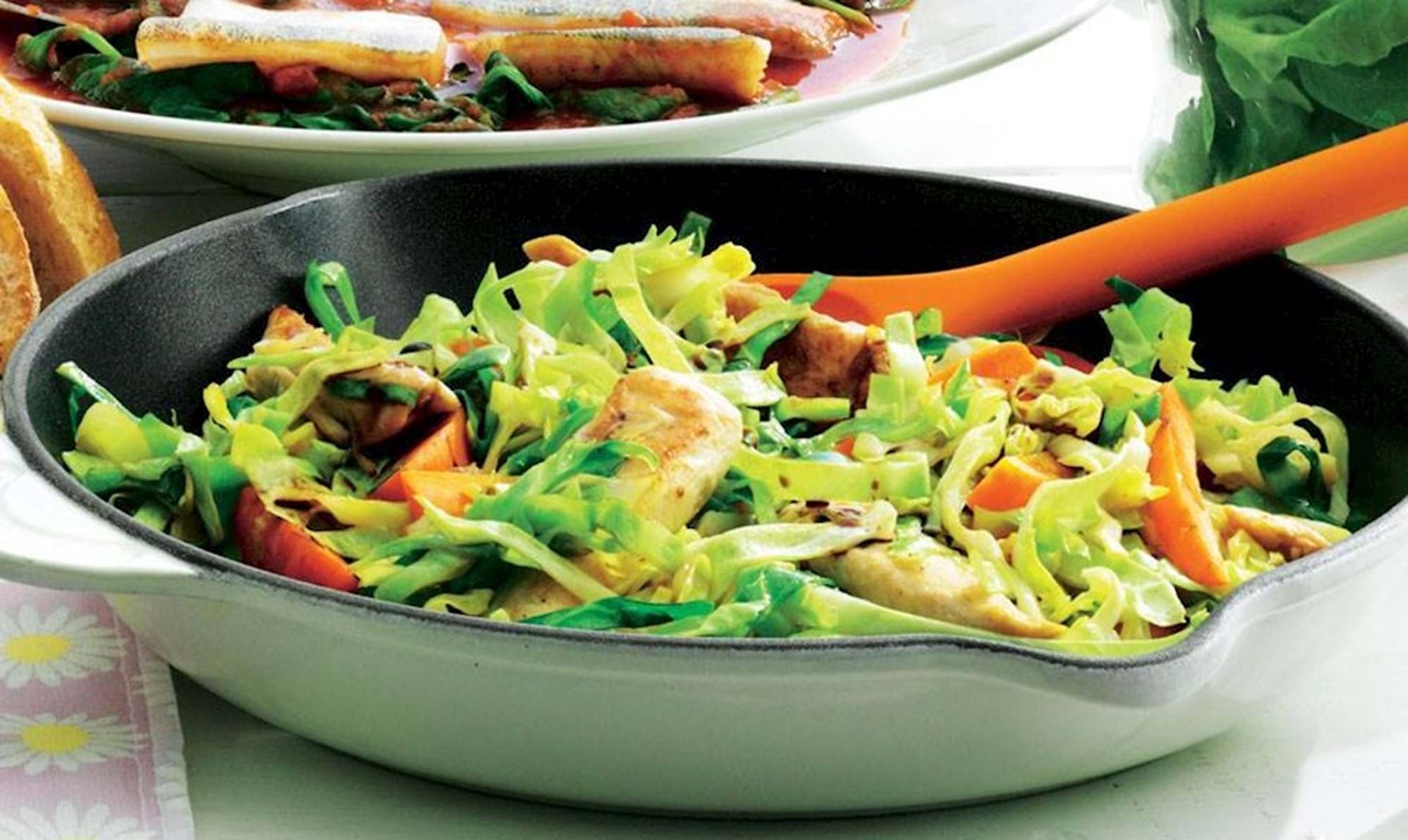 Lækker wok: Lynstegt spidskål med gulerødder og soja ALT.dk
