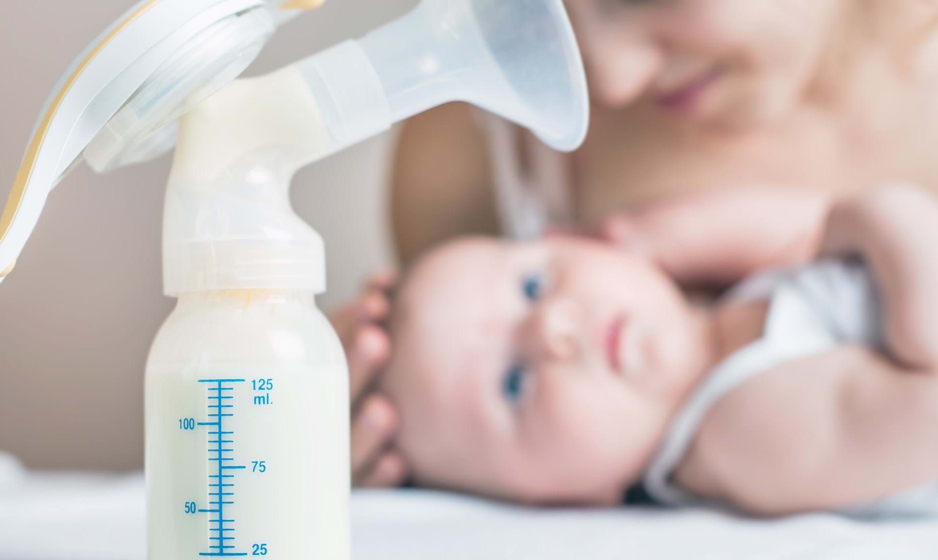 Modermælk: Læs her, hvordan du pumper, opbevarer og varmer brystmælk
