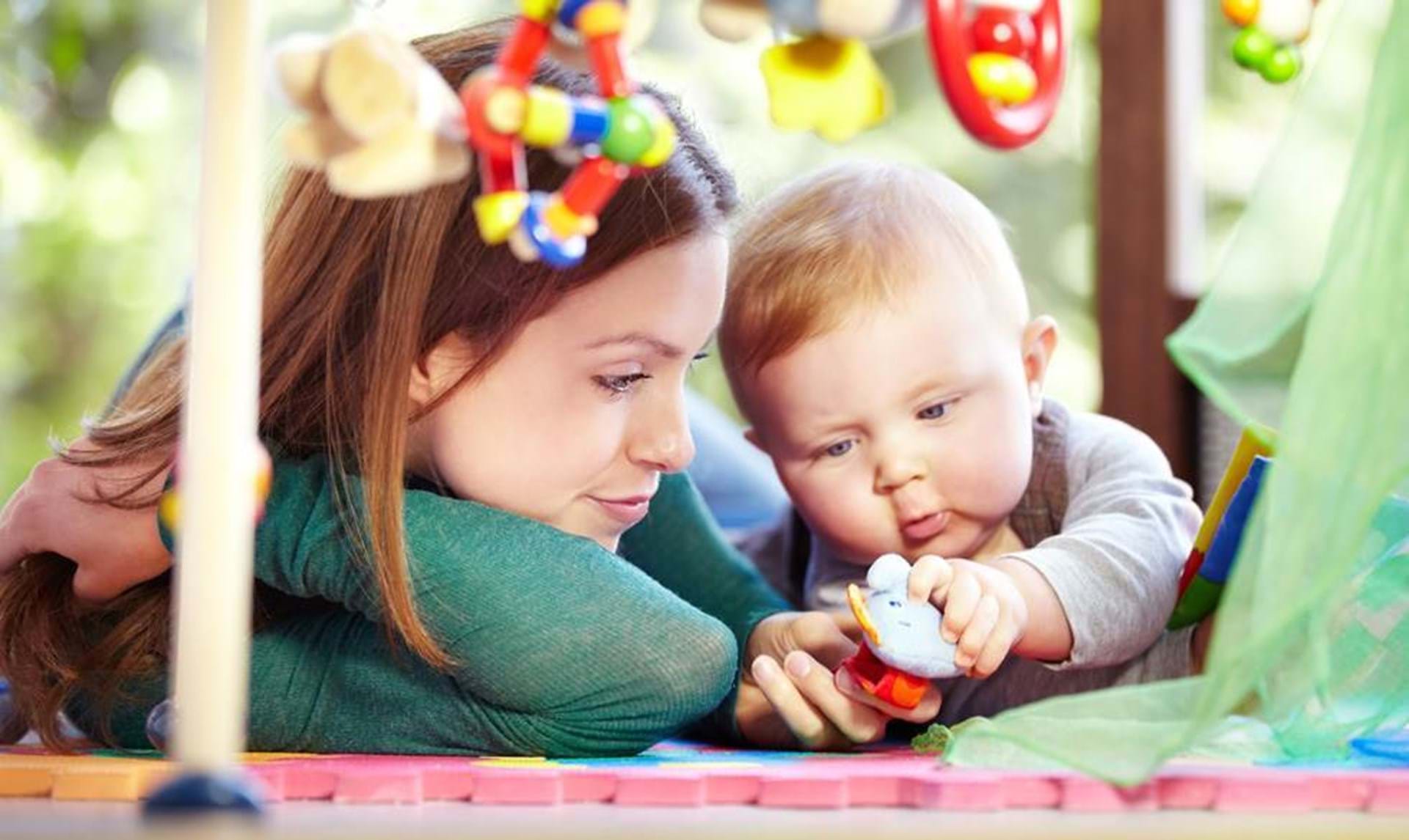 stykker legetøj, der stimulerer babys sanser -