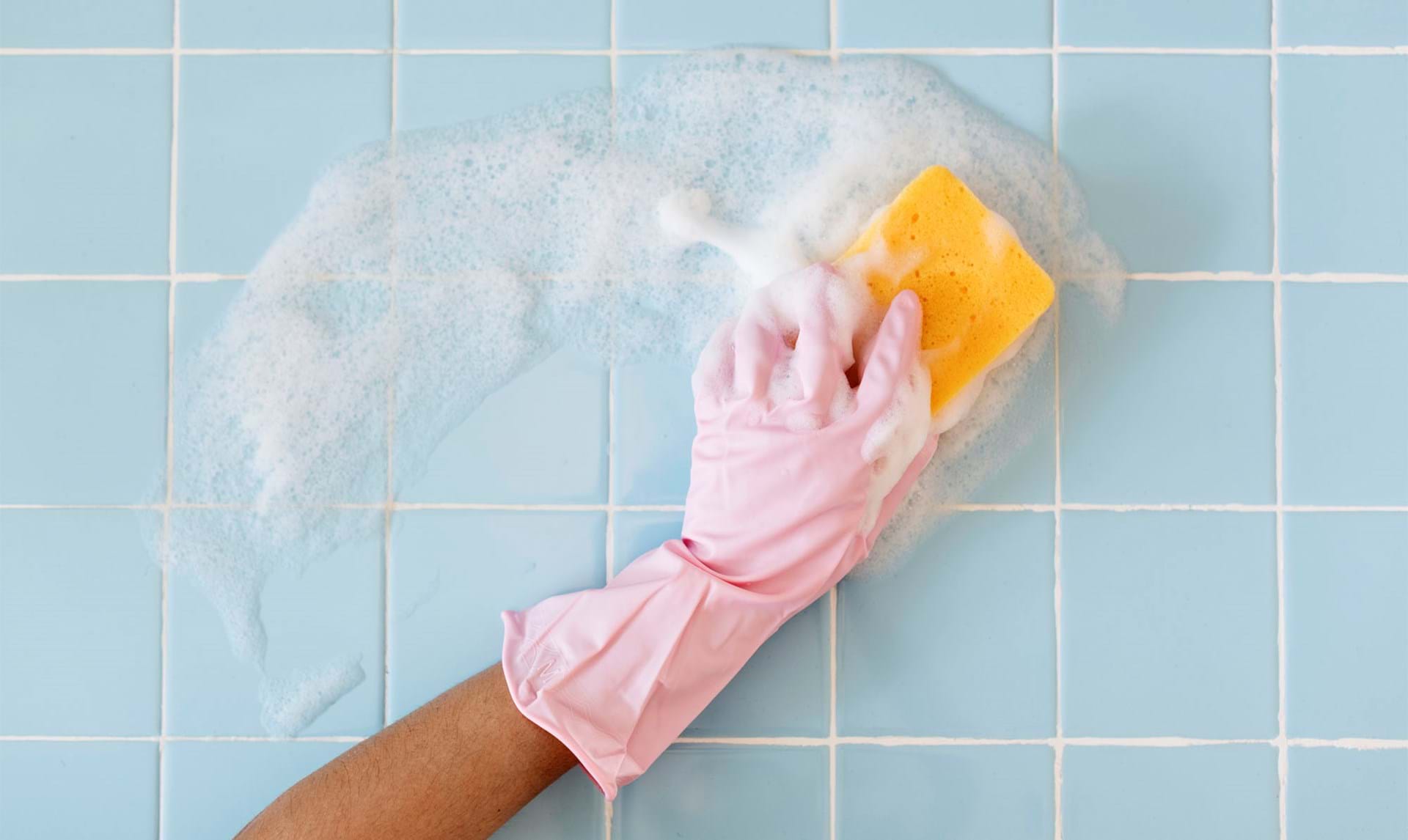 Latter Oxide håndbevægelse Sådan rengør du dit badeværelse rigtigt - ALT.dk