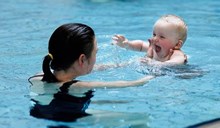 Svøm med baby - Børn - ALT.dk