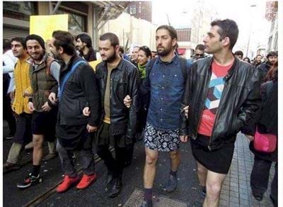 Tyrkiske mænd i protesterer kvindevold - ALT.dk