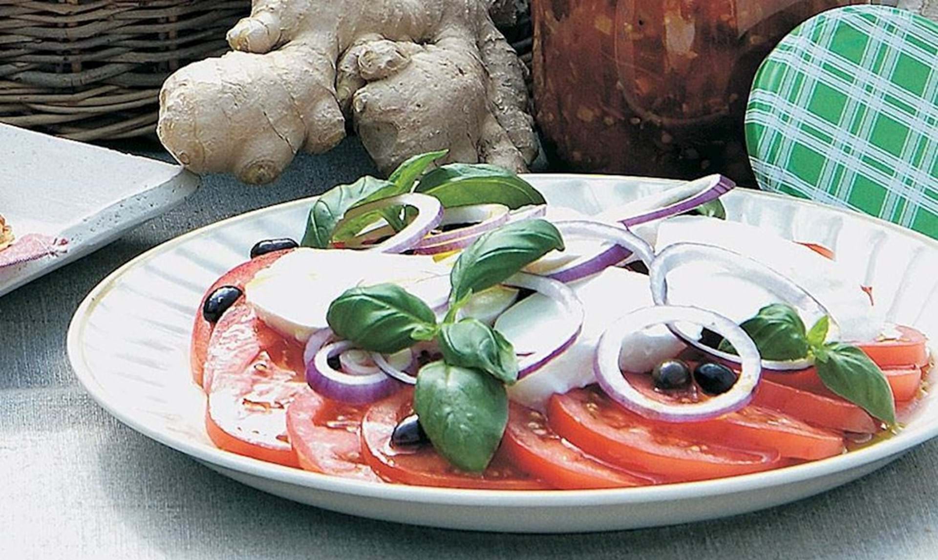 Fem Krydret tolerance Let salat: Tomatsalat med mozzarella og basilikum - ALT.dk